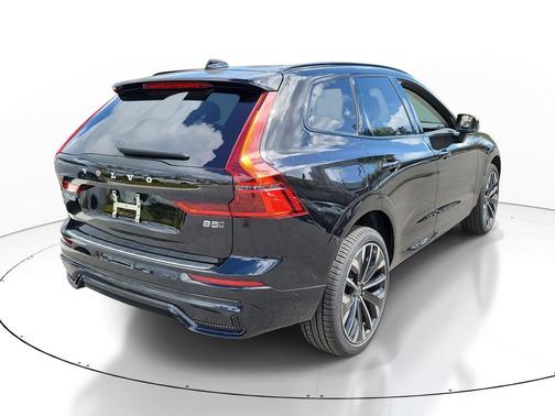 Onyx Black Metallic 2026 Volvo XC60 B5 Ultra