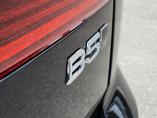 Onyx Black Metallic 2026 Volvo XC60 B5 Ultra