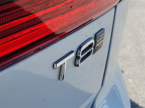 2020 Volvo XC60 Recharge Plug-In Hybrid T8 Momentum