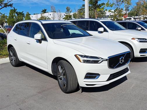 2020 Volvo XC60 Recharge Plug-In Hybrid T8 Momentum