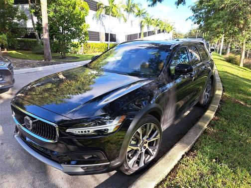 2025 Volvo V90 Cross Country Ultra, B6 AWD Gas (mild hybrid)