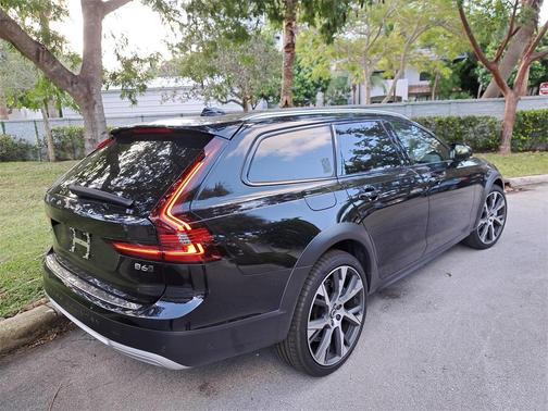 2025 Volvo V90 Cross Country Ultra, B6 AWD Gas (mild hybrid)