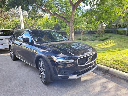 2025 Volvo V90 Cross Country Ultra, B6 AWD Gas (mild hybrid)
