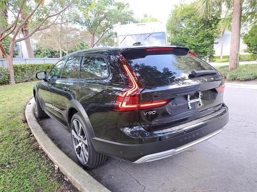 2025 Volvo V90 Cross Country Ultra, B6 AWD Gas (mild hybrid)