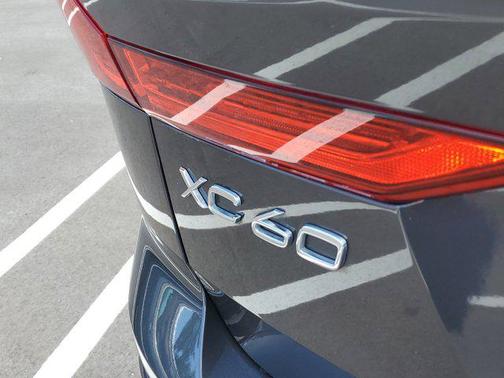 2022 Volvo XC60 B5 Momentum