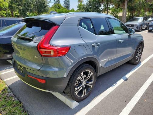 Thunder Grey Metallic 2022 Volvo XC40 T4 Inscription