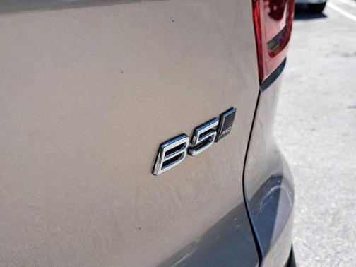 2024 Volvo XC40 B5 Plus Dark Theme