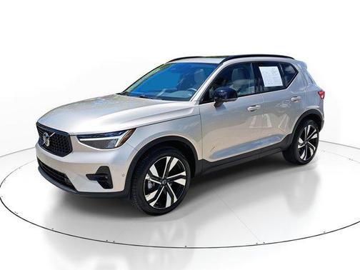 2024 Volvo XC40 B5 Plus Dark Theme