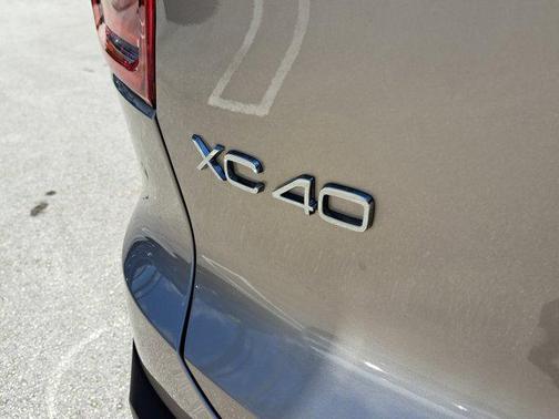 2024 Volvo XC40 B5 Plus Dark Theme