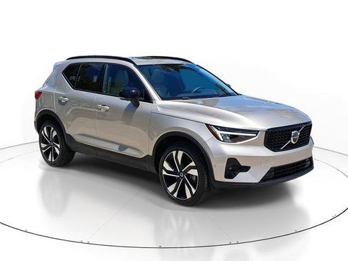 2024 Volvo XC40 B5 Plus Dark Theme