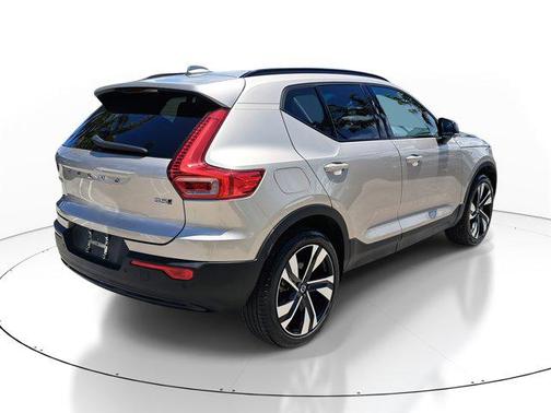 2024 Volvo XC40 B5 Plus Dark Theme