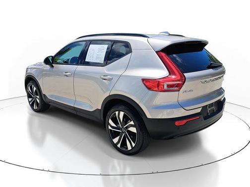 2024 Volvo XC40 B5 Plus Dark Theme