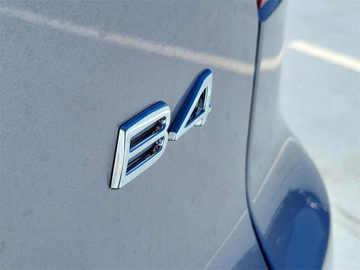 2026 Volvo XC40 Core, B4 FWD Gas (mild hybrid), Dark