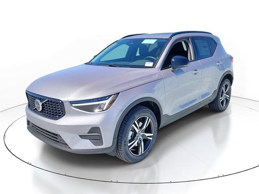 2026 Volvo XC40 Core, B4 FWD Gas (mild hybrid), Dark