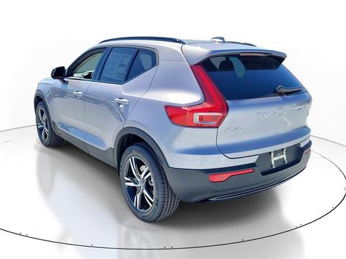 2026 Volvo XC40 Core, B4 FWD Gas (mild hybrid), Dark