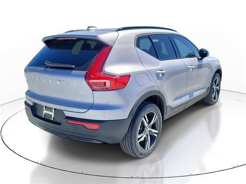 2026 Volvo XC40 Core, B4 FWD Gas (mild hybrid), Dark