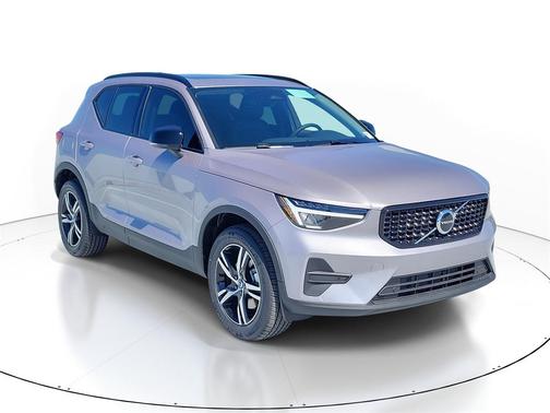 2026 Volvo XC40 Core, B4 FWD Gas (mild hybrid), Dark
