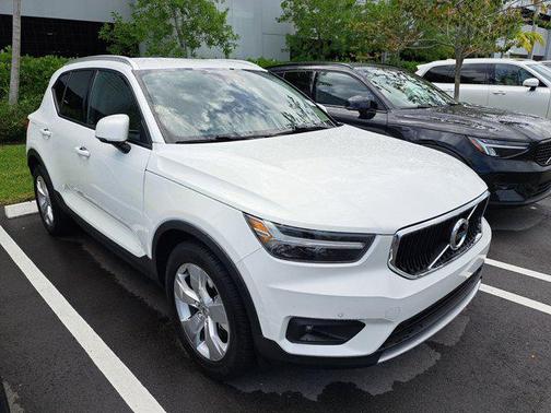 2021 Volvo XC40 T4 Momentum