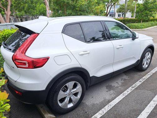 2021 Volvo XC40 T4 Momentum