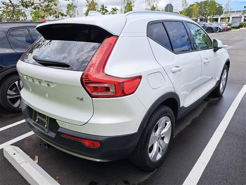 2021 Volvo XC40 T4 Momentum