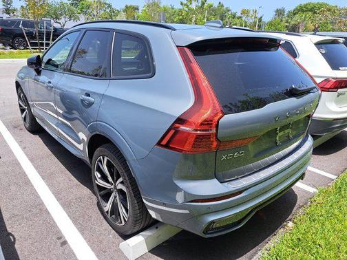 2022 Volvo XC60 B5 R-Design