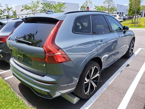 2022 Volvo XC60 B5 R-Design