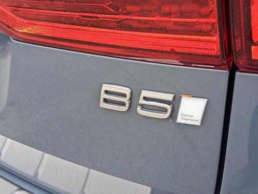 2022 Volvo XC60 B5 R-Design