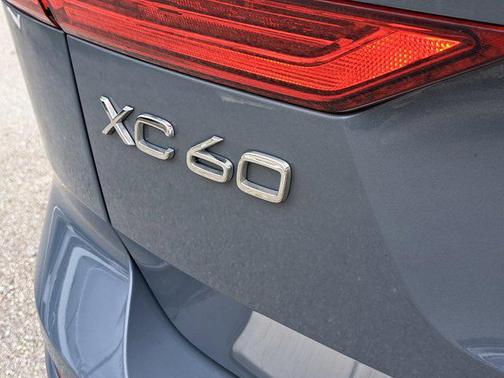 2022 Volvo XC60 B5 R-Design