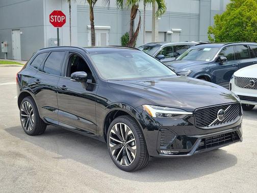 Onyx Black Metallic 2026 Volvo XC60 B5 Ultra