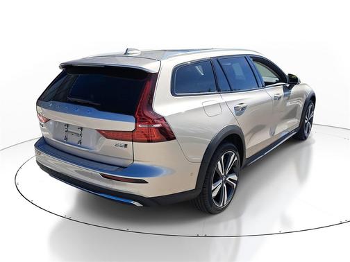 2026 Volvo V60 Cross Country Plus, B5 AWD Gas (mild hybrid)