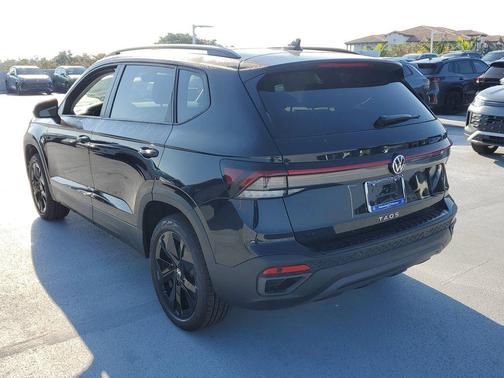 2026 Volkswagen Taos SE Black
