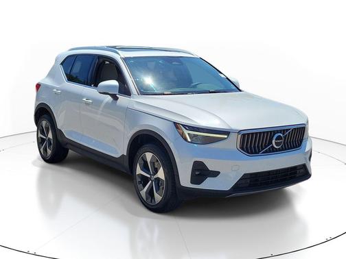 Crystal White Metallic 2023 Volvo XC40 B5 Plus Bright Theme