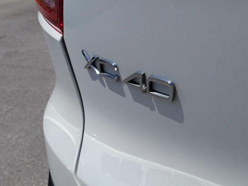 Crystal White Metallic 2023 Volvo XC40 B5 Plus Bright Theme