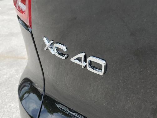 2025 Volvo XC40 B5 Core Bright Theme