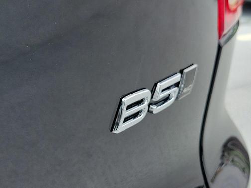 Onyx Black 2026 Volvo XC40 Plus, B5 AWD Gas (mild hybrid), Dark