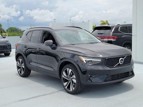 Onyx Black 2026 Volvo XC40 Plus, B5 AWD Gas (mild hybrid), Dark