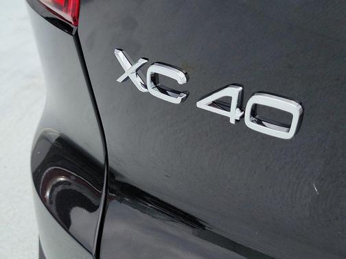 Onyx Black 2026 Volvo XC40 Plus, B5 AWD Gas (mild hybrid), Dark