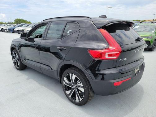 Onyx Black 2026 Volvo XC40 Plus, B5 AWD Gas (mild hybrid), Dark