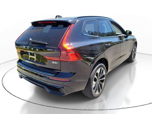 Onyx Black Metallic 2026 Volvo XC60 B5 Plus