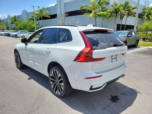 Crystal White Metallic 2026 Volvo XC60 B5 Ultra