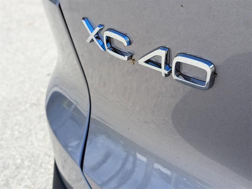 2026 Volvo XC40 Ultra, B5 AWD Gas (mild hybrid), Dark