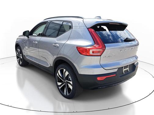 2026 Volvo XC40 Ultra, B5 AWD Gas (mild hybrid), Dark
