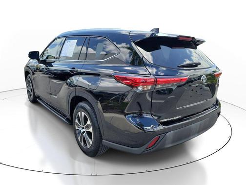 Midnight Black Metallic 2021 Toyota Highlander XLE