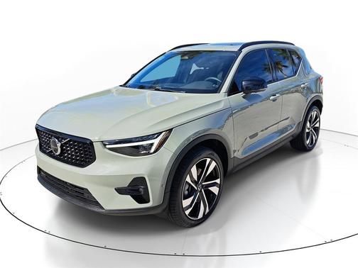 2024 Volvo XC40 B5 Plus Dark Theme