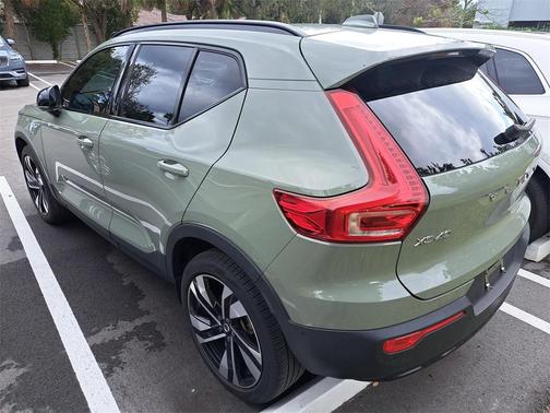 2024 Volvo XC40 B5 Plus Dark Theme
