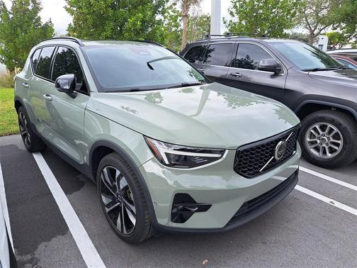 2024 Volvo XC40 B5 Plus Dark Theme