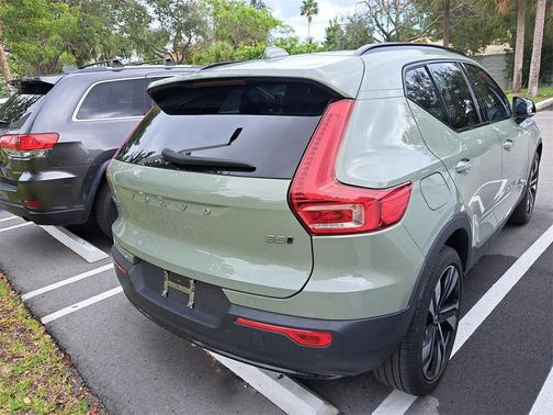 2024 Volvo XC40 B5 Plus Dark Theme