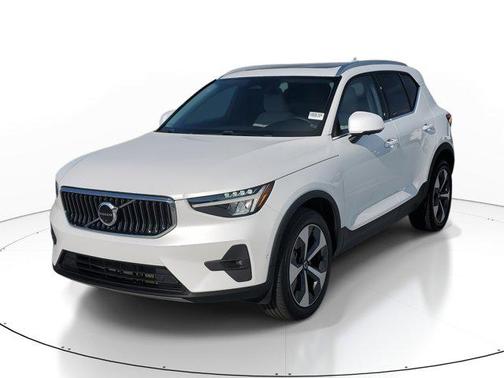2023 Volvo XC40 B5 Ultimate Bright Theme