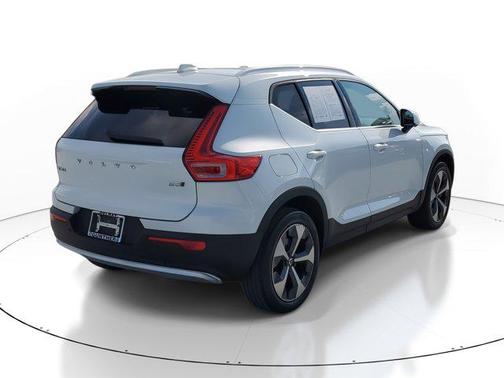 2023 Volvo XC40 B5 Ultimate Bright Theme