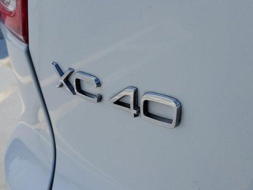 2023 Volvo XC40 B5 Ultimate Bright Theme